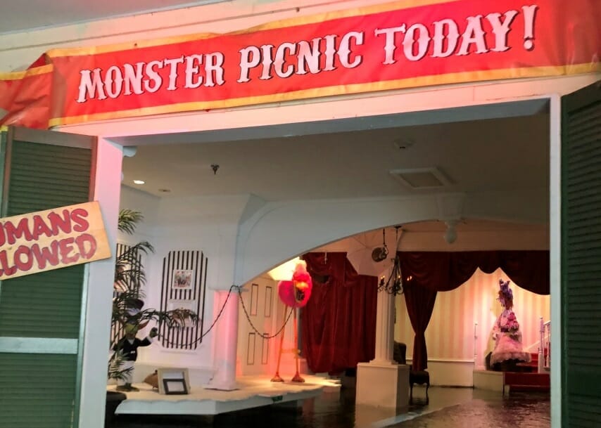 six_flags_monster_mansion_entrance.jpg